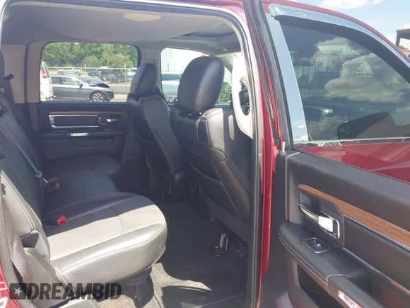 2017 Ram 1500 Laramie z VIN 1C6RR6NT2HS818002, wystawiony jako IAAI lot #42720321 z przebiegiem 89 641 mil mil oraz . Historia ofert i sprzedaży dostępna na DreamBid. Obrazek 8.