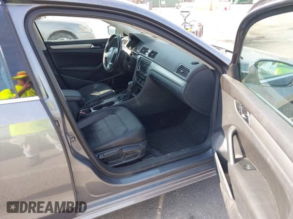 ✅ 2014 Volkswagen Passat SE • VIN: 1VWBS7A35EC100246 • Lot: 43231730. Listed on IAAI with 166,184 mi. Free auction sales archive from the USA and detailed vehicle history report at DreamBid. Image 5.