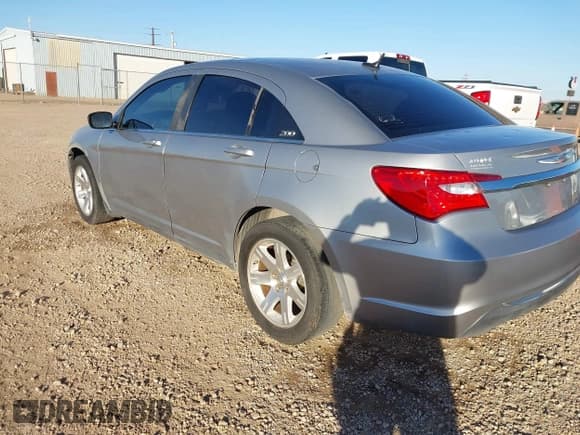 ✅ 2013 Chrysler 200 LX • VIN: 1C3CCBAB2DN686832 • Lot: 43668266. Listed on IAAI with 148,395 mi. Free auction sales archive from the USA and detailed vehicle history report at DreamBid. Image 3.