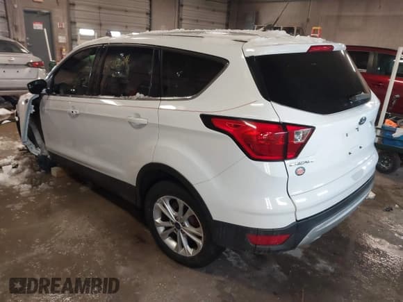✅ 2019 Ford Escape SE • VIN: 1FMCU9GD4KUC48001 • Lot: 43860214. Wystawiony na IAAI z przebiegiem 244 371 mil. Bezpłatny archiwum sprzedaży aukcyjnych z USA i szczegółowy raport historii pojazdu na DreamBid. Zdjęcie 3.