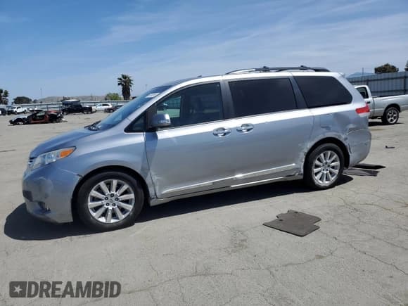 ✅ 2013 Toyota Sienna XLE • VIN: 5TDDK3DC2DS053531 • Лот: 54243695. Опубликован ранее на Copart с пробегом 110 000 миль. Бесплатный доступ к архиву аукционных продаж из США и подробный отчёт об истории автомобиля на DreamBid. Изображение 1.