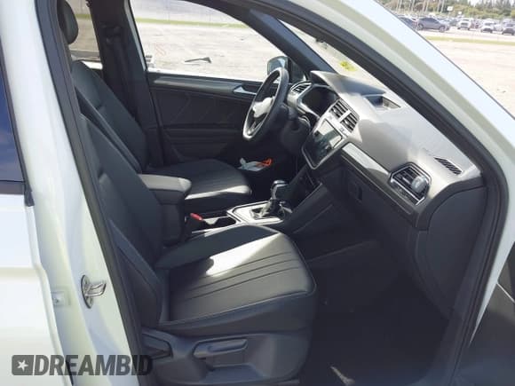 ✅ 2023 Volkswagen Tiguan SE R-Line Black • VIN: 3VVCB7AX0PM090710 • Lot: 41256904. Wystawiony na IAAI z przebiegiem 12 819 mil. Bezpłatny archiwum sprzedaży aukcyjnych z USA i szczegółowy raport historii pojazdu na DreamBid. Zdjęcie 5.