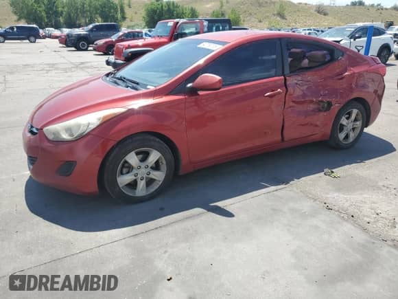 2013 Hyundai Elantra GLS z VIN KMHDH4AE7DU795408, wystawiony jako Copart lot #70648425 z przebiegiem 181 114 mil mil oraz Nie do naprawy • Non repairable. Historia ofert i sprzedaży dostępna na DreamBid. Obrazek 1.
