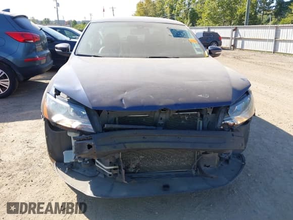 ✅ 2015 Volkswagen Passat S • VIN: 1VWAT7A32FC113160 • Lot: 43332027. Wystawiony na IAAI z przebiegiem 118 973 mil. Bezpłatny archiwum sprzedaży aukcyjnych z USA i szczegółowy raport historii pojazdu na DreamBid. Zdjęcie 6.