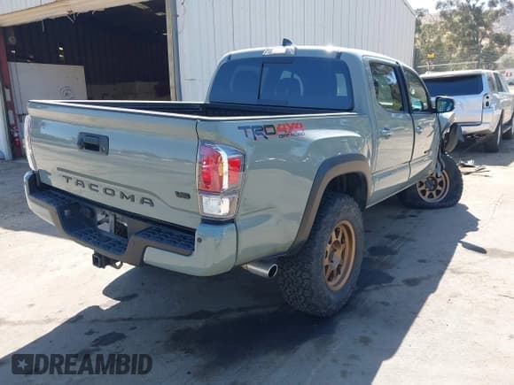 ✅ 2022 Toyota Tacoma SR • VIN: 3TMCZ5AN3NM464642 • Lot: 42322758. Listed on IAAI with 19,479 mi. Free auction sales archive from the USA and detailed vehicle history report at DreamBid. Image 4.
