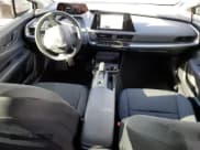 ✅ 2024 Toyota Prius LE • VIN: JTDACAAUXR3046093 • Lot: 90372365. Wystawiony na Copart z przebiegiem 15 281 mil. Bezpłatny archiwum sprzedaży aukcyjnych z USA i szczegółowy raport historii pojazdu na DreamBid. Zdjęcie 8.