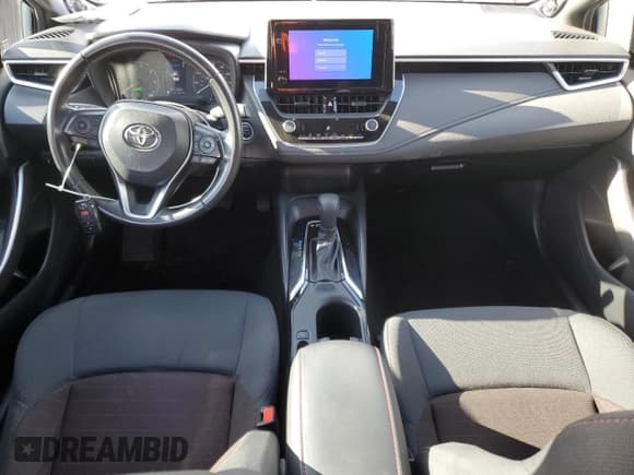 ✅ 2023 Toyota Corolla Hybrid LE • VIN: JTDBCMFE6PJ004231 • Lot: 82152615. Wystawiony na Copart z przebiegiem 97 142 mil. Bezpłatny archiwum sprzedaży aukcyjnych z USA i szczegółowy raport historii pojazdu na DreamBid. Zdjęcie 8.