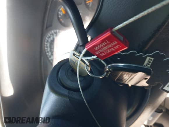 2003 Chevrolet Silverado 1500 LT z VIN 1GCEC19T23Z162034, wystawiony jako IAAI lot #43324040 z przebiegiem 193 481 mil mil oraz . Historia ofert i sprzedaży dostępna na DreamBid. Obrazek 11.