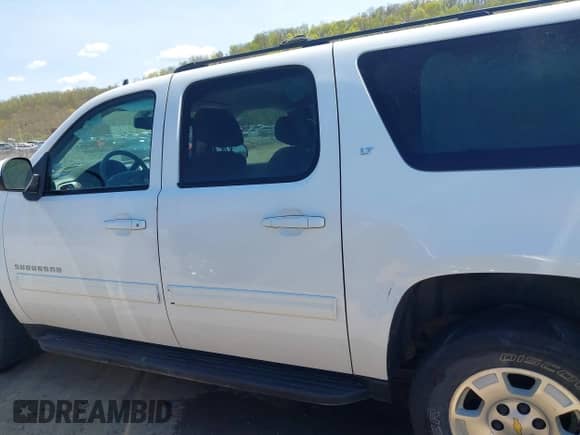 2014 Chevrolet Suburban LT z VIN 1GNSKJE70ER202460, wystawiony jako IAAI lot #42090452 z przebiegiem 181 450 mil mil oraz . Historia ofert i sprzedaży dostępna na DreamBid. Obrazek 14.