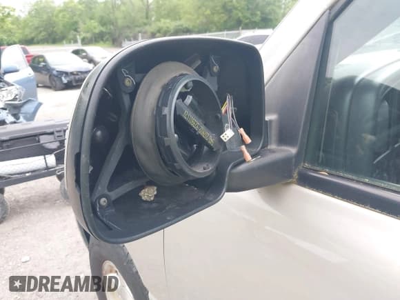 ✅ 2004 GMC Yukon XL SLE • VIN: 3GKEC16ZX4G128972 • Lot: 42310959. Wystawiony na IAAI z przebiegiem 226 125 mil. Bezpłatny archiwum sprzedaży aukcyjnych z USA i szczegółowy raport historii pojazdu na DreamBid. Zdjęcie 16.