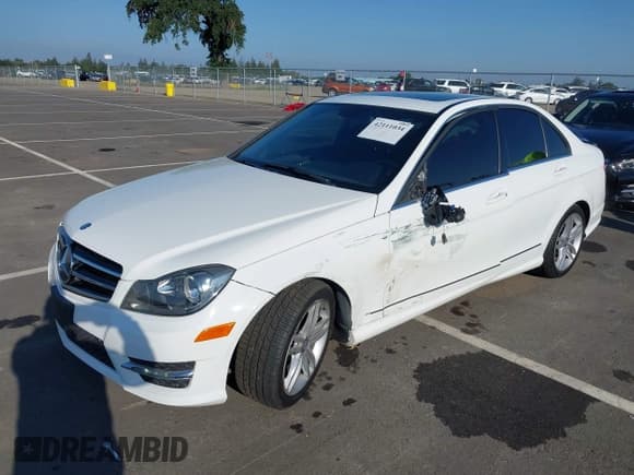 ✅ 2014 Mercedes-Benz C 250 Sport • VIN: WDDGF4HB6EA956276 • Lot: 42111034. Wystawiony na IAAI z przebiegiem 90 396 mil. Bezpłatny archiwum sprzedaży aukcyjnych z USA i szczegółowy raport historii pojazdu na DreamBid. Zdjęcie 17.