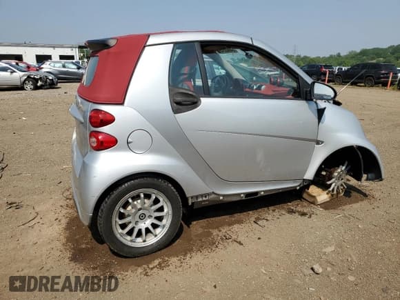 ✅ 2013 Smart fortwo Passion • VIN: WMEEK3BA6DK589056 • Lot: 64065245. Wystawiony na Copart z przebiegiem 100 123 mil. Bezpłatny archiwum sprzedaży aukcyjnych z USA i szczegółowy raport historii pojazdu na DreamBid. Zdjęcie 3.