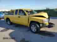 2006 Dodge Dakota SLT z VIN 1D7HE42K96S545577, wystawiony jako Copart lot #63229174 z przebiegiem Nie podano mil oraz Nie do naprawy • Non repairable. Historia ofert i sprzedaży dostępna na DreamBid. Obrazek 4.