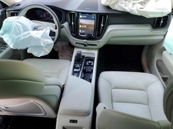 ✅ 2023 Volvo XC60 Plus Bright Theme • VIN: YV4L12RN4P1383575 • Lot: 81125885. Listed on Copart with 43,357 mi. Free auction sales archive from the USA and detailed vehicle history report at DreamBid. Image 8.