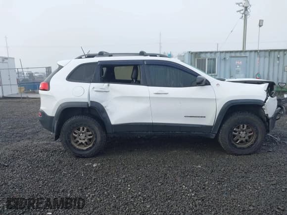 ✅ 2017 Jeep Cherokee Trailhawk L Plus • VIN: 1C4PJMBS2HD225011 • Lot: 40802716. Wystawiony na IAAI z przebiegiem 73 714 mil. Bezpłatny archiwum sprzedaży aukcyjnych z USA i szczegółowy raport historii pojazdu na DreamBid. Zdjęcie 13.
