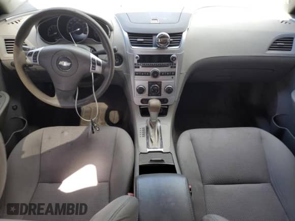 2012 Chevrolet Malibu 1LS z VIN 1G1ZB5E0XCF156340, wystawiony jako Copart lot #86523055 z przebiegiem 121 189 mil mil oraz Szkoda całkowita • Salvage title. Historia ofert i sprzedaży dostępna na DreamBid. Obrazek 8.