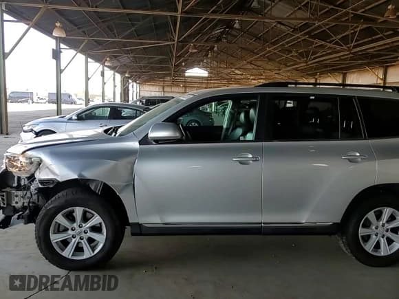 ✅ 2013 Toyota Highlander SE • VIN: 5TDZK3EHXDS122367 • Лот: 84025535. Опубликован ранее на Copart с пробегом 140 724 миль. Бесплатный доступ к архиву аукционных продаж из США и подробный отчёт об истории автомобиля на DreamBid. Изображение 13.
