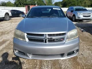✅ 2013 Dodge Avenger R/T • VIN: 1C3CDZBG4DN591124 • Lot: 82236135. Wystawiony na Copart z przebiegiem 150 486 mil. Bezpłatny archiwum sprzedaży aukcyjnych z USA i szczegółowy raport historii pojazdu na DreamBid. Zdjęcie 5.