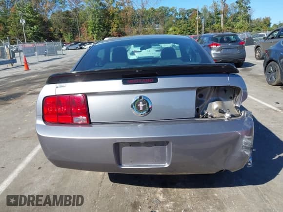 ✅ 2007 Ford Mustang Deluxe • VIN: 1ZVFT80N075279472 • Lot: 43406077. Listed on IAAI with 121,202 mi. Free auction sales archive from the USA and detailed vehicle history report at DreamBid. Image 17.