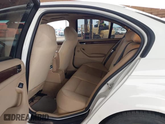 ✅ 2005 BMW 3 Series 325i • VIN: WBAET37425NJ90608 • Lot: 43778677. Wystawiony na IAAI z przebiegiem 232 244 mil. Bezpłatny archiwum sprzedaży aukcyjnych z USA i szczegółowy raport historii pojazdu na DreamBid. Zdjęcie 13.