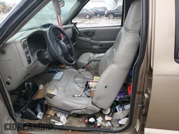 ✅ 2004 Chevrolet Blazer LS • VIN: 1GNDT13X64K131409 • Lot: 43032665. Wystawiony na Copart z przebiegiem Nie podano. Bezpłatny archiwum sprzedaży aukcyjnych z USA i szczegółowy raport historii pojazdu na DreamBid. Zdjęcie 7.