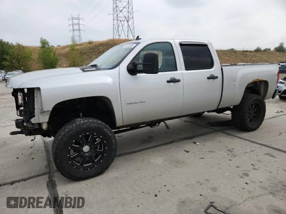 ✅ 2010 Chevrolet Silverado 2500HD LT • VIN: 1GC4KXB69AF114325 • Lot: 71693085. Wystawiony na Copart z przebiegiem 173 096 mil. Bezpłatny archiwum sprzedaży aukcyjnych z USA i szczegółowy raport historii pojazdu na DreamBid. Zdjęcie 1.