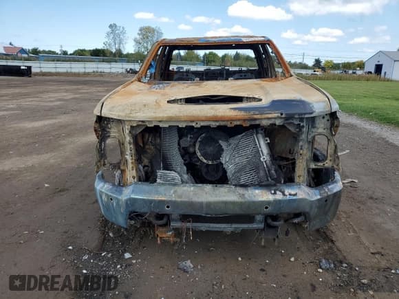 ✅ 2022 Chevrolet Silverado 2500HD • VIN: 1GC2YPEYXNF301095 • Lot: 84425725. Wystawiony na Copart z przebiegiem Nie podano. Bezpłatny archiwum sprzedaży aukcyjnych z USA i szczegółowy raport historii pojazdu na DreamBid. Zdjęcie 5.