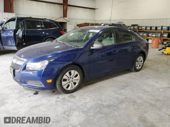 2013 Chevrolet Cruze LS z VIN 1G1PA5SG3D7208401, wystawiony jako Copart lot #87046615 z przebiegiem 130 416 mil mil oraz Czysty tytuł • Clean title. Historia ofert i sprzedaży dostępna na DreamBid. Obrazek 1.