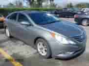 2013 Hyundai Sonata GLS z VIN 5NPEB4AC0DH624440, wystawiony jako IAAI lot #43495618 z przebiegiem 75 970 mil mil oraz . Historia ofert i sprzedaży dostępna na DreamBid. Obrazek 1.