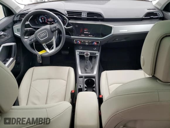 ✅ 2024 Audi Q3 S line Premium • VIN: WA1DECF34R1025698 • Lot: 90062355. Wystawiony na Copart z przebiegiem 19 610 mil. Bezpłatny archiwum sprzedaży aukcyjnych z USA i szczegółowy raport historii pojazdu na DreamBid. Zdjęcie 8.