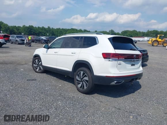 ✅ 2024 Volkswagen Atlas SEL • VIN: 1V2BR2CA5RC529288 • Lot: 42599334. Listed on IAAI with 32,843 mi. Free auction sales archive from the USA and detailed vehicle history report at DreamBid. Image 3.