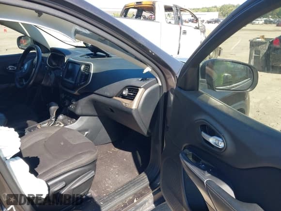 ✅ 2016 Jeep Cherokee Latitude • VIN: 1C4PJMCS8GW331285 • Лот: 43332033. Опубликован ранее на IAAI с пробегом 166 786 миль. Бесплатный доступ к архиву аукционных продаж из США и подробный отчёт об истории автомобиля на DreamBid. Изображение 5.