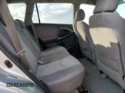 ✅ 2006 Toyota RAV4 • VIN: JTMZD33V865015474 • Lot: 82608645. Wystawiony na Copart z przebiegiem 143 925 mil. Bezpłatny archiwum sprzedaży aukcyjnych z USA i szczegółowy raport historii pojazdu na DreamBid. Zdjęcie 11.