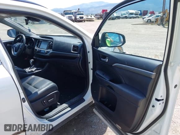 ✅ 2017 Toyota Highlander XLE • VIN: 5TDJZRFH4HS363549 • Lot: 42530155. Wystawiony na IAAI z przebiegiem 87 830 mil. Bezpłatny archiwum sprzedaży aukcyjnych z USA i szczegółowy raport historii pojazdu na DreamBid. Zdjęcie 5.