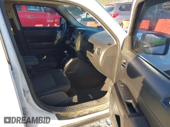 ✅ 2015 Jeep Patriot Sport • VIN: 1C4NJPBA4FD388465 • Lot: 43766215. Wystawiony na IAAI z przebiegiem 252 898 mil. Bezpłatny archiwum sprzedaży aukcyjnych z USA i szczegółowy raport historii pojazdu na DreamBid. Zdjęcie 5.