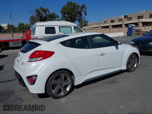 ✅ 2013 Hyundai Veloster Turbo • VIN: KMHTC6AE4DU158224 • Lot: 42725813. Wystawiony na IAAI z przebiegiem Nie podano. Bezpłatny archiwum sprzedaży aukcyjnych z USA i szczegółowy raport historii pojazdu na DreamBid. Zdjęcie 4.