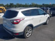 ✅ 2017 Ford Escape SE • VIN: 1FMCU0GD7HUB36913 • Lot: 43482217. Wystawiony na IAAI z przebiegiem 103 564 mil. Bezpłatny archiwum sprzedaży aukcyjnych z USA i szczegółowy raport historii pojazdu na DreamBid. Zdjęcie 4.