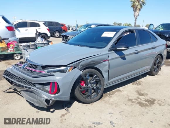 ✅ 2023 Volkswagen Jetta Autobahn • VIN: 3VW2T7BU2PM008470 • Lot: 43145452. Wystawiony na IAAI z przebiegiem 53 129 mil. Bezpłatny archiwum sprzedaży aukcyjnych z USA i szczegółowy raport historii pojazdu na DreamBid. Zdjęcie 16.