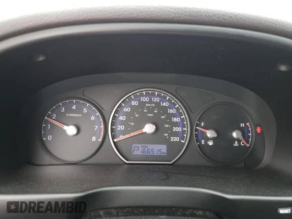 2010 Hyundai Santa Fe z VIN 5NMSG4AG1AH340427, wystawiony jako Copart lot #74011824 z przebiegiem 166 515 mil mil oraz Czysty tytuł • Clean title. Historia ofert i sprzedaży dostępna na DreamBid. Obrazek 9.