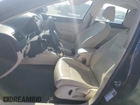 ✅ 2010 Volkswagen Jetta SE • VIN: 3VWRX7AJ0AM038178 • Lot: 71952315. Wystawiony na Copart z przebiegiem 124 780 mil. Bezpłatny archiwum sprzedaży aukcyjnych z USA i szczegółowy raport historii pojazdu na DreamBid. Zdjęcie 7.