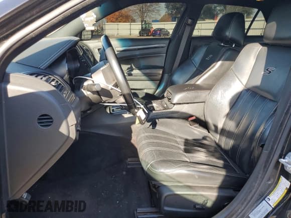 ✅ 2016 Chrysler 300 S • VIN: 2C3CCAGG6GH298724 • Lot: 91177325. Listed on Copart with 126,078 mi. Free auction sales archive from the USA and detailed vehicle history report at DreamBid. Image 7.