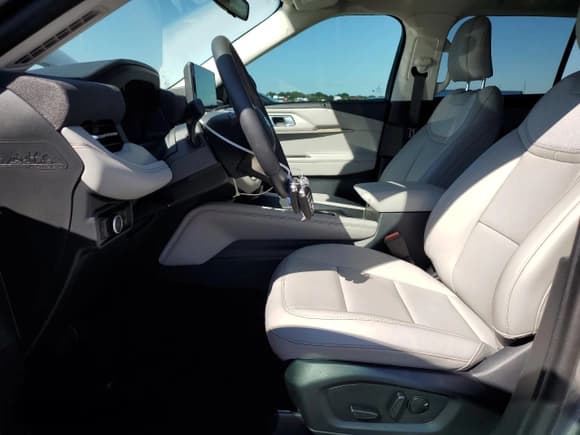 ✅ 2025 Ford Explorer Active • VIN: 1FMUK7DH7SGB28729 • Lot: 82477885. Wystawiony na Copart z przebiegiem 4 743 mil. Bezpłatny archiwum sprzedaży aukcyjnych z USA i szczegółowy raport historii pojazdu na DreamBid. Zdjęcie 7.