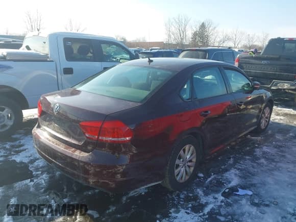 ✅ 2013 Volkswagen Passat S • VIN: 1VWAP7A37DC085454 • Лот: 43835555. Опубликован ранее на IAAI с пробегом 171 496 миль. Бесплатный доступ к архиву аукционных продаж из США и подробный отчёт об истории автомобиля на DreamBid. Изображение 2.