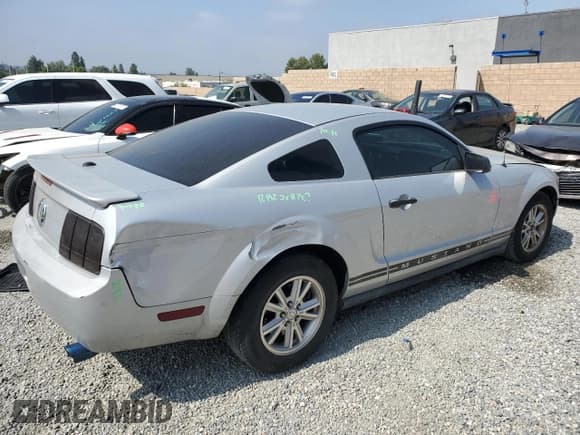 ✅ 2007 Ford Mustang Deluxe • VIN: 1ZVFT80N875282300 • Лот: 58549175. Опубликован ранее на Copart с пробегом 157 176 миль. Бесплатный доступ к архиву аукционных продаж из США и подробный отчёт об истории автомобиля на DreamBid. Изображение 3.