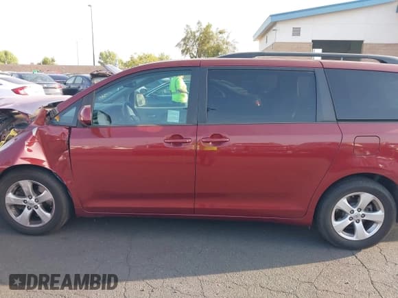 ✅ 2016 Toyota Sienna LE AAS • VIN: 5TDKK3DC8GS713020 • Lot: 42465626. Listed on IAAI with 89,999 mi. Free auction sales archive from the USA and detailed vehicle history report at DreamBid. Image 14.
