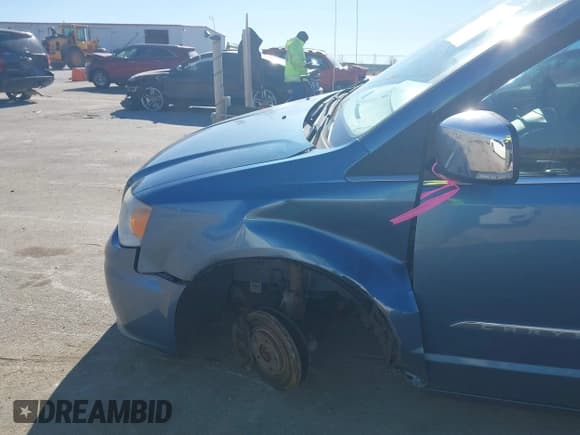 ✅ 2012 Chrysler Town & Country Touring L • VIN: 2C4RC1CG2CR175339 • Lot: 43636872. Wystawiony na IAAI z przebiegiem 194 616 mil. Bezpłatny archiwum sprzedaży aukcyjnych z USA i szczegółowy raport historii pojazdu na DreamBid. Zdjęcie 6.