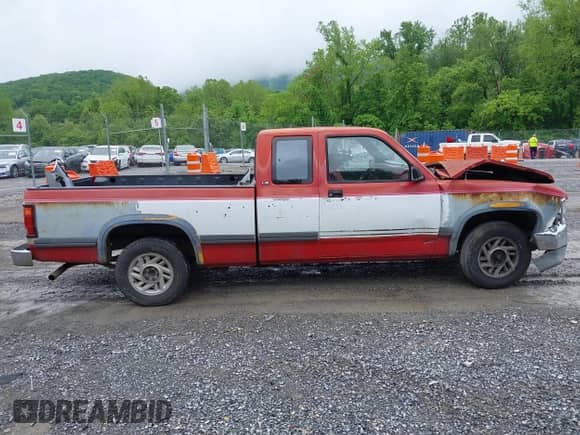 1991 Dodge Dakota z VIN 1B7GL23Y9M5234988, wystawiony jako IAAI lot #42243960 z przebiegiem 247 616 mil mil oraz . Historia ofert i sprzedaży dostępna na DreamBid. Obrazek 13.