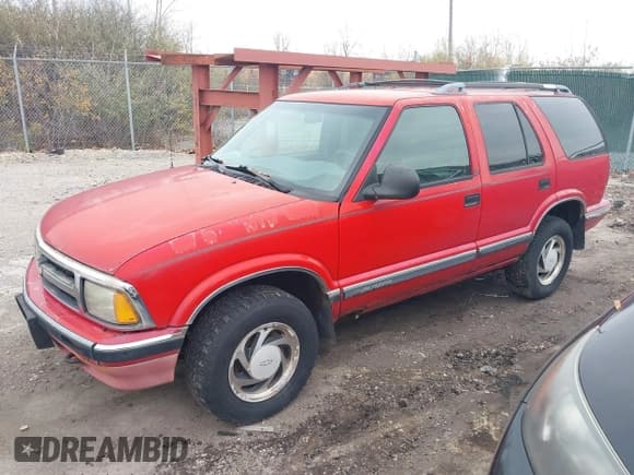 ✅ 1996 Chevrolet Blazer • VIN: 1GNDT13W0T2211682 • Lot: 40969476. Wystawiony na IAAI z przebiegiem 145 945 mil. Bezpłatny archiwum sprzedaży aukcyjnych z USA i szczegółowy raport historii pojazdu na DreamBid. Zdjęcie 2.