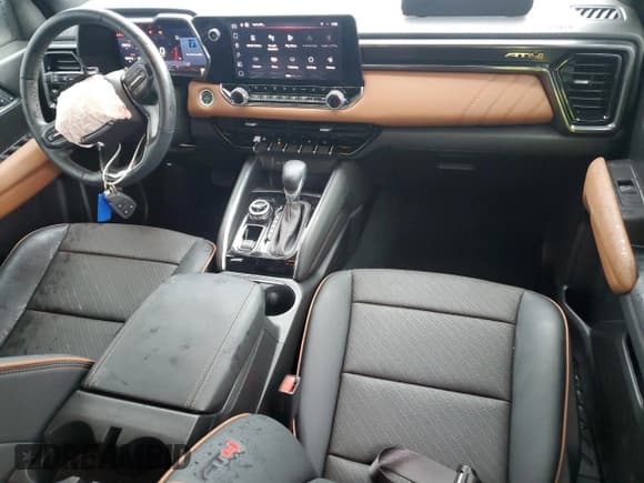 ✅ 2024 GMC Canyon 4WD AT4 • VIN: 1GTP6DEK4R1271469 • Lot: 67586185. Listed on Copart with 9,847 mi. Free auction sales archive from the USA and detailed vehicle history report at DreamBid. Image 8.