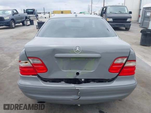 ✅ 2002 Mercedes-Benz CLK 320/430 • VIN: WDBLJ70G82T096105 • Lot: 42788498. Listed on IAAI with 135,138 mi. Free auction sales archive from the USA and detailed vehicle history report at DreamBid. Image 6.